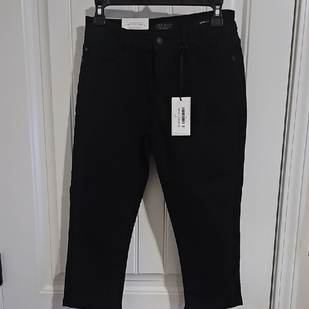 Judy Blue Black Capri Jeans with Slim Fit
